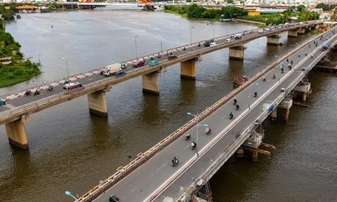 Một tháng thần tốc: Cầu 11.000 tấn được nâng lên 1,08m nhờ 100 "người khổng lồ thép" làm chủ công nghệ phức tạp, tạo kỳ tích chưa từng có tiền lệ ở Việt Nam