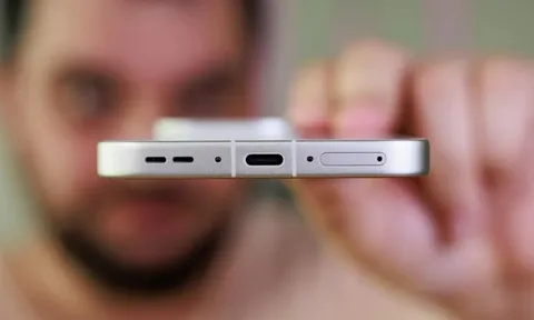 Chuyên gia review: "Không iPhone hay Samsung, tôi dùng mẫu điện thoại này 1 tuần mà chỉ phải sạc có 4 lần"