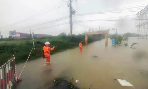 EVNCPC họp khẩn ứng phó mưa lũ và bão số 13