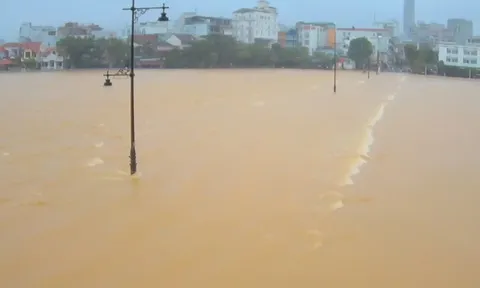 Mưa lớn ở thượng nguồn, lũ trên sông Hương, sông Bồ đang lên