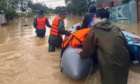 TP. Huế: Cảnh báo lũ đặc biệt lớn; sơ tán khẩn cấp nhiều hộ dân trong vùng ngập sâu