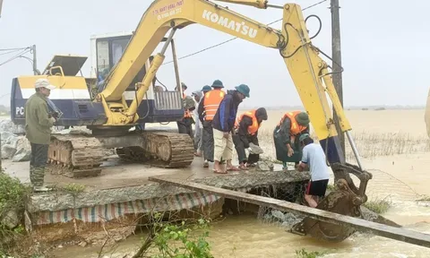 TP Huế: Bộ đội, dân quân khẩn trương khắc phục sự cố vỡ đê do mưa lũ