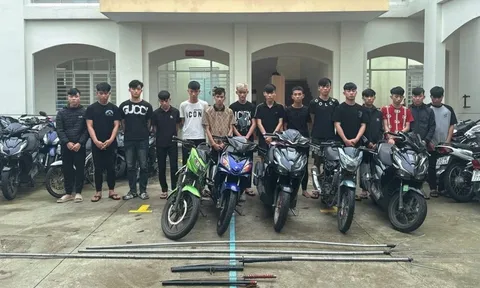 Cầm hung khí đuổi đánh người đi đường, 15 thanh niên bị khởi tố