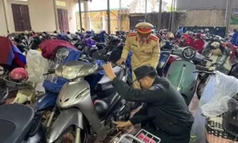 Cảnh sát giao thông tổng kiểm tra bãi giữ xe trong và ngoài trường học