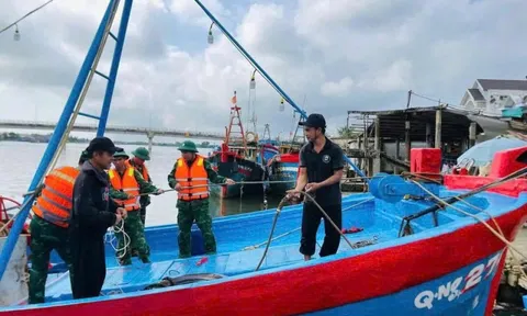 Quảng Ngãi: Lực lượng Biên phòng hỗ trợ ngư dân phòng chống bão số 13