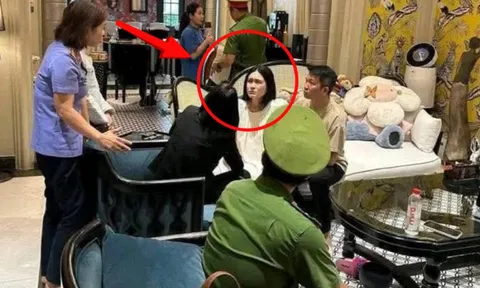 Đoàn Di Băng mếu máo, nắm chặt tay Nguyễn Quốc Vũ khicông an khám nhà, bắt tạm giam