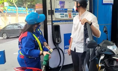 Giá xăng giảm nhẹ sau lần tăng mạnh