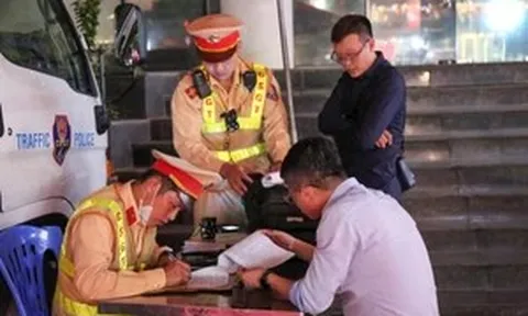 Hà Nội xử lý gần 200 lái xe 'dính' cồn ngay trong đêm ra quân