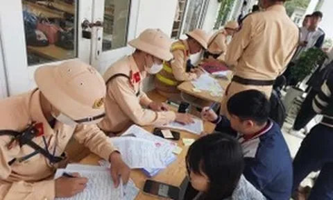 'Chặn' học sinh vi phạm pháp luật từ cổng trường