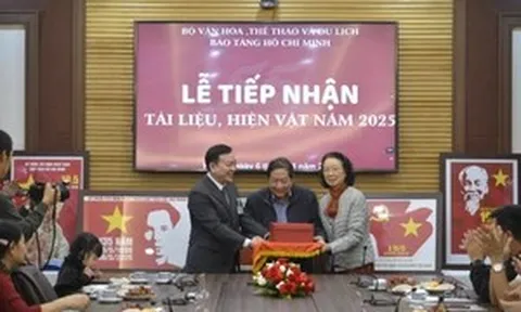 Tiếp nhận nhiều tài liệu, hiện vật quý về Chủ tịch Hồ Chí Minh