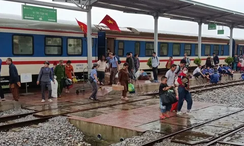 Đường sắt Bắc - Nam hư hỏng do bão, hành khách được chuyển tiếp bằng ô tô