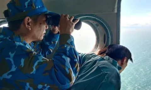 Điều trực thăng tìm kiếm 3 người mất tích trên biển Lý Sơn