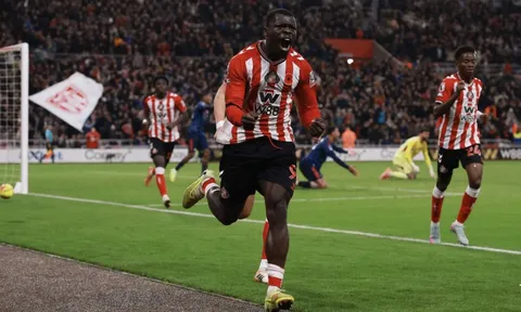 Sunderland quả cảm, Arsenal đánh rơi chiến thắng phút bù giờ