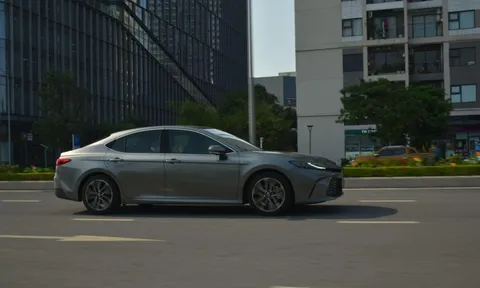 Ưu đãi 100% thuế trước bạ, Camry khuấy đảo sân chơi sedan tháng 11