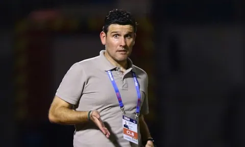 HLV Ninh Bình bức xúc dù thắng ngược, nói nhiều người không "thích" đội