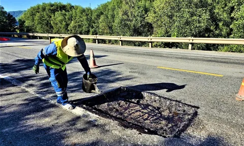 Khôi phục giao thông qua miền Trung sau bão số 13