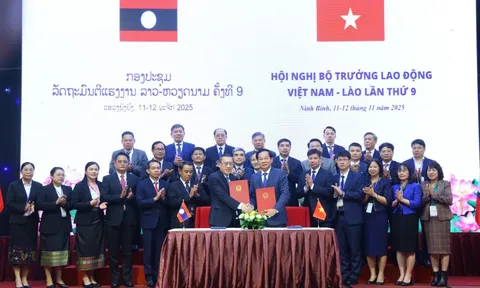 Việt Nam và Lào ký hợp tác trong lĩnh vực lao động và người có công