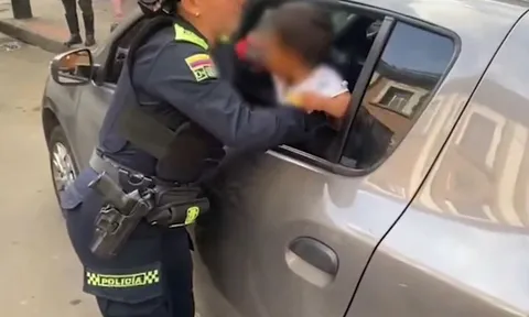 Phát hiện bé trai 2 tuổi bị nhốt trong xe ô tô trong nhiều giờ