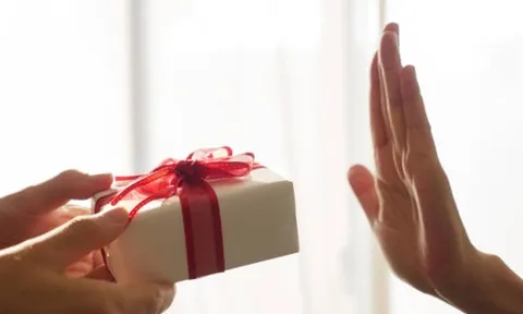 Nhiều trường học không nhận hoa, quà dịp 20/11, xin chuyển thành học bổng cho học sinh nghèo