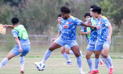 Đội tuyển Việt Nam hào hứng tập luyện tại Lào