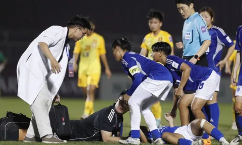 Cầu thủ 15 tuổi ngã quỵ trong chiến thắng của nữ TP HCM