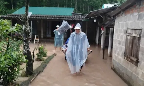 Mưa lớn gây ngập lụt, chia cắt nhiều khu vực ở Quảng Trị