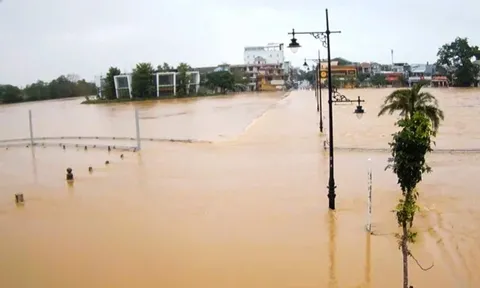 Lũ khẩn cấp trên sông Bồ, sông Hương ở TP. Huế