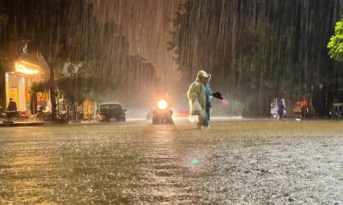 Mưa lớn gây sạt lở, chia cắt giao thông; làm ngập hơn 14.700 ngôi nhà tại một số tỉnh miền Trung