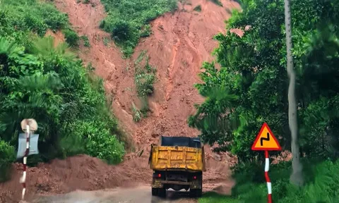 Mưa lớn gây sạt lở, ngập lụt nhiều tuyến giao thông tại miền Trung – Tây Nguyên