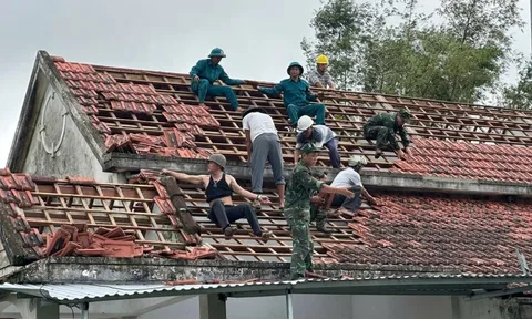 Lực lượng vũ trang giúp dân khắc phục hậu quả lốc xoáy