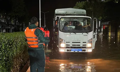 Lũ các sông ở Khánh Hòa lên nhanh, các lực lượng xuyên đêm ứng cứu người dân