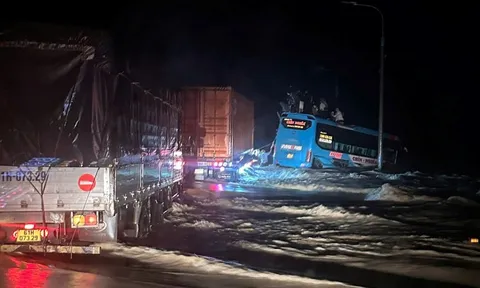 Khánh Hòa: Giải cứu thành công 33 người trên xe khách mất lái giữa dòng lũ