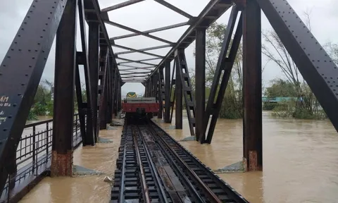 Gia Lai: Nước lũ dâng cao, đường sắt điều toa xe chở tà vẹt trấn chặn 2 cầu