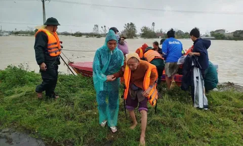 Các lực lượng công an, quân đội nỗ lực cứu, sơ tán khẩn cấp người dân bị cô lập do nước lũ