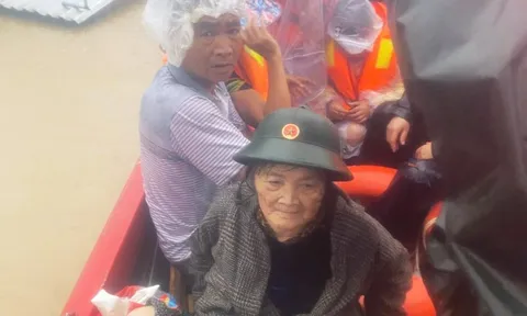 Bộ đội 'đi từng nhà, rà từng hộ' ứng cứu, tiếp tế thực phẩm cho người dân