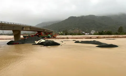 Nước ngập hơn 2m, công trường thi công cao tốc Chí Thạnh-Vân Phong tê liệt hoàn toàn