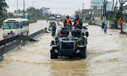 Xe thiết giáp vượt lũ tiếp tế thực phẩm cho người dân Đắk Lắk