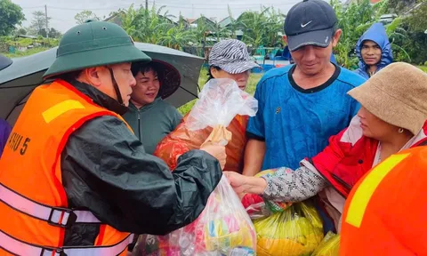 Tổng cục Chính trị thăm, động viên người dân vùng lũ Đắk Lắk và Gia Lai