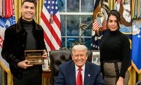 Ronaldo cùng vợ sắp cưới cực tình tứ khi tới Nhà trắng dự tiệc cùng Tổng thống Donald Trump