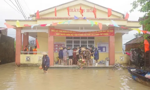 Bộ đội vượt lũ, đưa hàng cứu trợ vào thôn có trên 600 dân bị cô lập