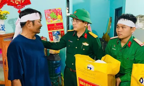 Quân khu 5 thăm, động viên gia đình chiến sĩ có 2 người thân tử vong do sạt lở