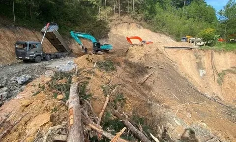 Nổ mìn phá đất đá sạt lở, sớm thông đường lên Đà Lạt