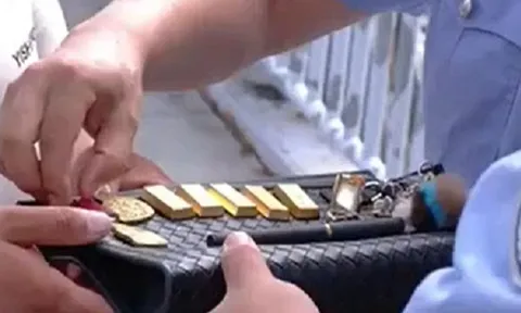 Phát hiện nửa cân vàng giá 1,4 tỷ đồng trên đường khi đang đi chơi