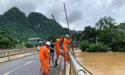Hệ thống điện ổn định trở lại, 95% công suất bị ảnh hưởng mưa lũ được khôi phục