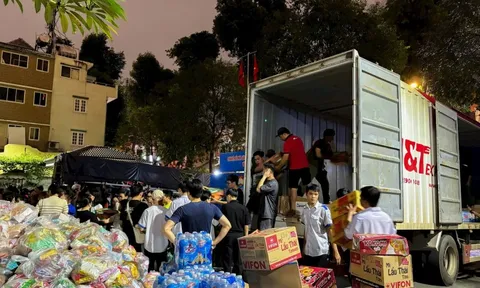 Xuyên đêm lên hàng - Mong bà con vùng lũ thêm vững vàng