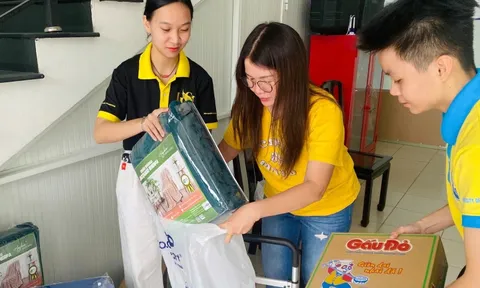 Những hành động đẹp giúp ấm lòng sinh viên vùng lũ