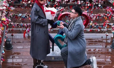 MC Huyền Trang Mù tạt được "hoàng tử ĐT Việt Nam" cầu hôn, hội cầu thủ Duy Mạnh, Xuân Trường phản ứng cực gắt