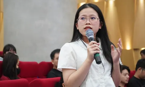 Tuyên truyền theo phong cách mới, sinh viên hào hứng chấp hành giao thông