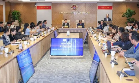 Lần đầu công nghệ hiện đại ra phố, hòa nhịp "đời sống vỉa hè"