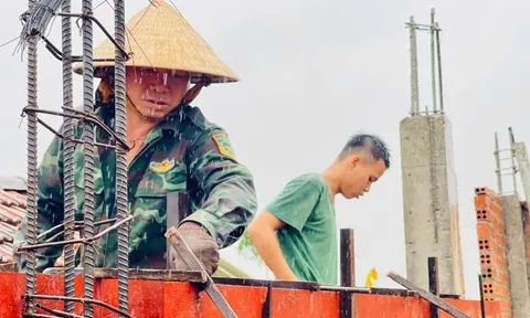 Chiến sĩ Tăng thiết giáp 'vượt nắng thắng mưa' dựng lại mái ấm ở rốn lũ Hòa Thịnh